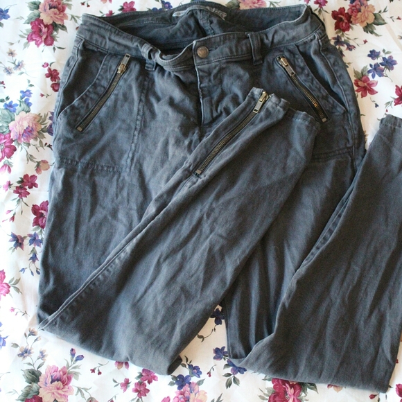 Old Navy skinny jeans with zipper accents